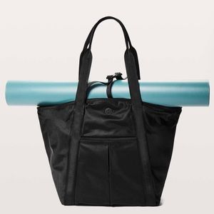 Lululemon Live Free gym tote bag